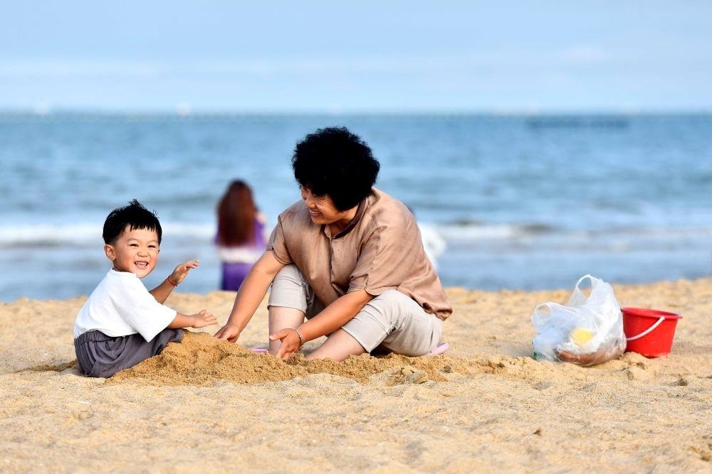 △山東日照陽(yáng)光海岸綠道沙灘一角。近年來(lái)，日照還海于民、還景于民，在保留松林、沙灘、礁石和濕地資源的基礎(chǔ)上，修復(fù)整治生態(tài)岸線，打造出一條長(zhǎng)約28公里的陽(yáng)光海岸綠道，吸引眾多市民游客度假休閑。
