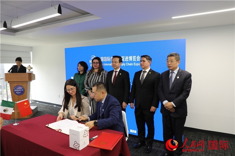 與會(huì)嘉賓簽署關(guān)于共同促進(jìn)墨西哥企業(yè)參加第二屆鏈博會(huì)合作備忘錄。人民網(wǎng) 埃內(nèi)斯托·多明戈斯攝