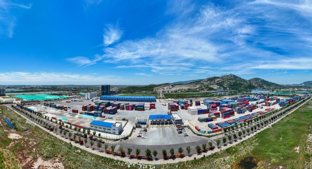 2024年6月26日拍攝的位于江蘇省連云港市連云區(qū)的上合組織（連云港）國際物流園內的中國外運集裝箱場站（無人機照片）。上合組織（連云港）國際物流園是連云港建設“一帶一路”交匯點強支點和上合組織國家出?；氐闹匾脚_載體。新華社記者 季春鵬 攝