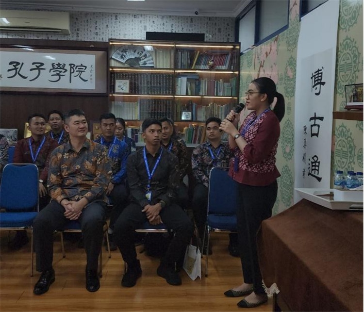 警察學(xué)員用漢語(yǔ)進(jìn)行自我介紹 ?；顒?dòng)主辦方供圖