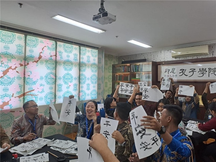 警察學(xué)員們展示書(shū)法學(xué)習(xí)成果?；顒?dòng)主辦方供圖