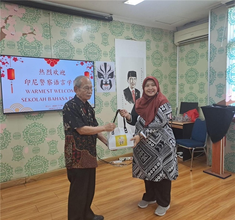 拉哈尤·蘇珊蒂與穆尼交換禮品?；顒?dòng)主辦方供圖