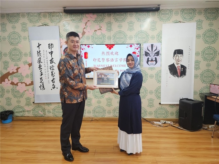 警察語(yǔ)言學(xué)院老師與王大昕交換禮品?；顒?dòng)主辦方供圖