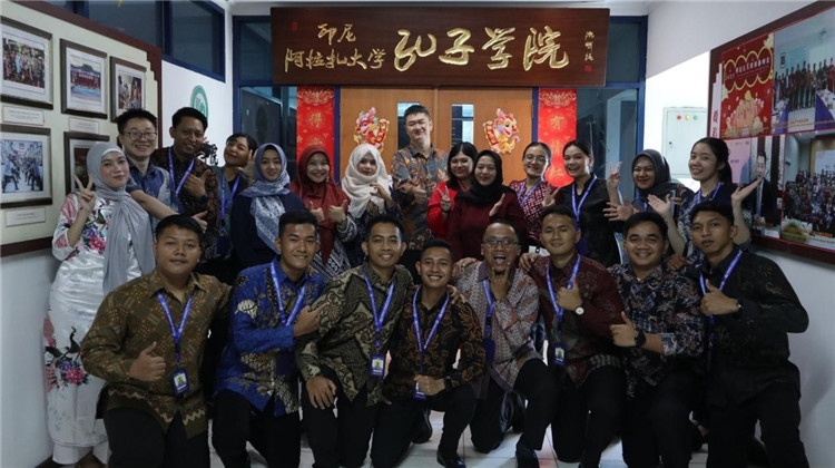 警察 學(xué)員們?cè)诳自洪T(mén)口合影。活動(dòng)主辦方供圖