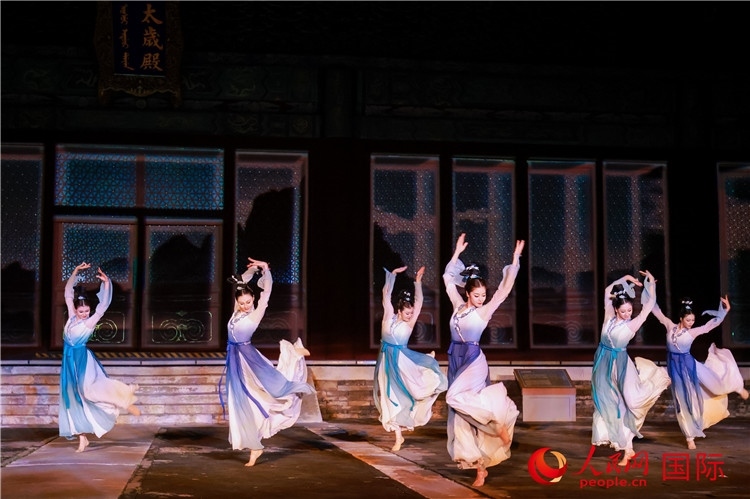 “光影北京——2024世界燈光師大會(huì)”開幕式當(dāng)晚的燈光秀表演。人民網(wǎng)記者 趙益普攝