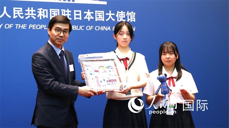 日本小大使向中國(guó)駐日本大使館臨時(shí)代辦施泳贈(zèng)送當(dāng)?shù)靥厣Y品。人民網(wǎng) 許可攝