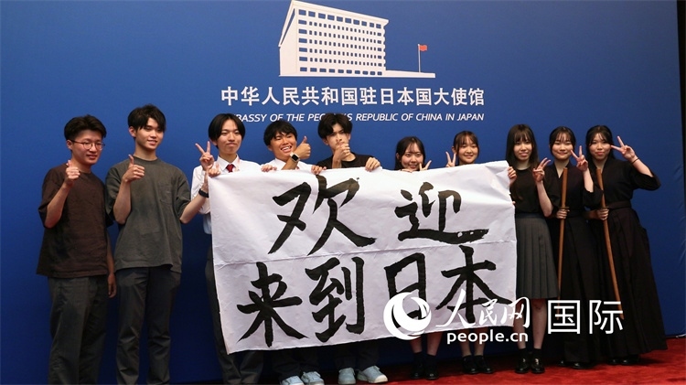 日本小大使現(xiàn)場(chǎng)書寫“歡迎來到日本”。人民網(wǎng) 許可攝