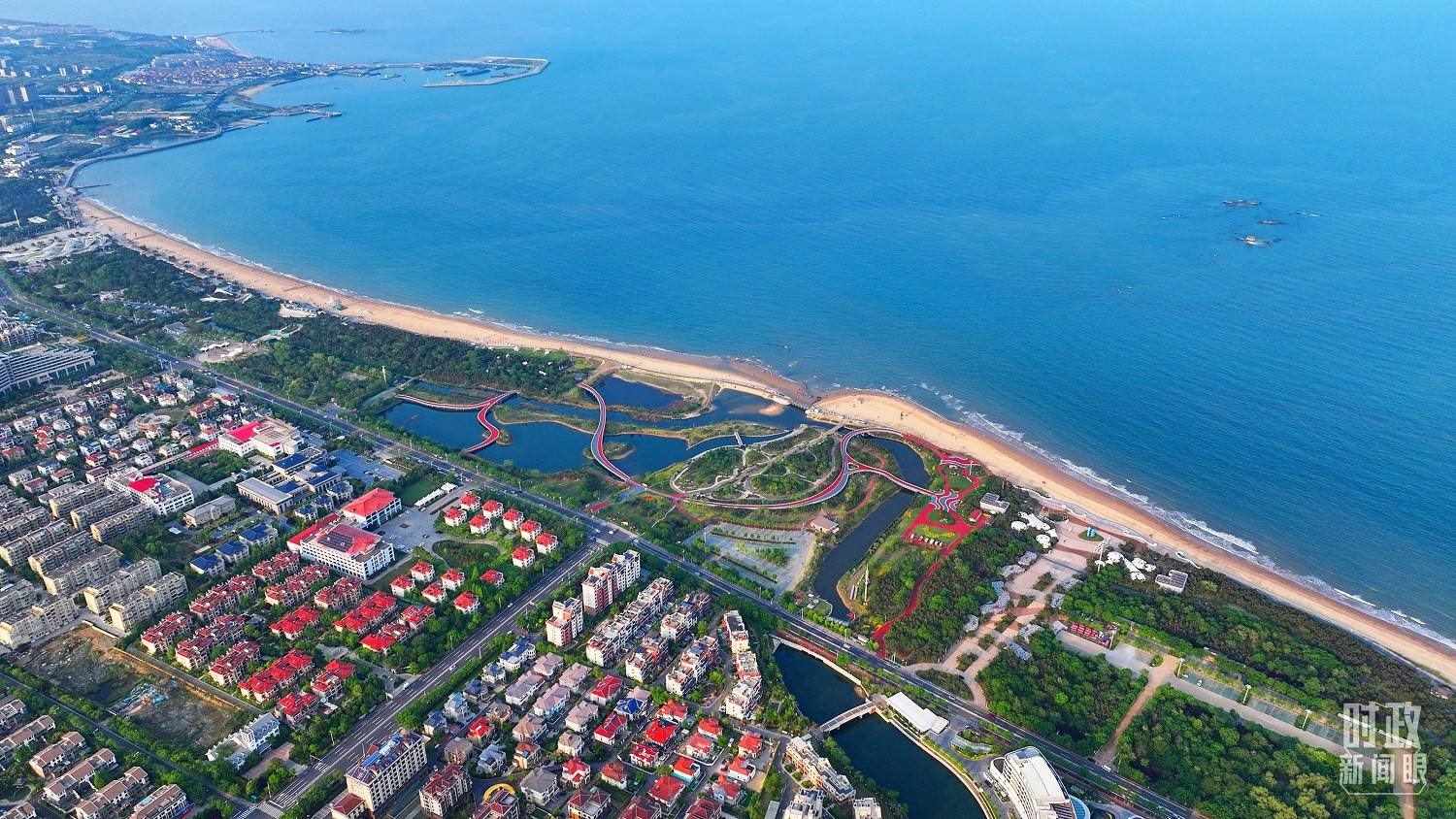 △日照市陽光海岸綠道。近年來，日照市對沿海裸露場地及岸線破損處進行生態(tài)修復，建成約28公里的陽光海岸綠道，為市民和游客提供了運動休閑好去處。（總臺央視記者范凱拍攝）