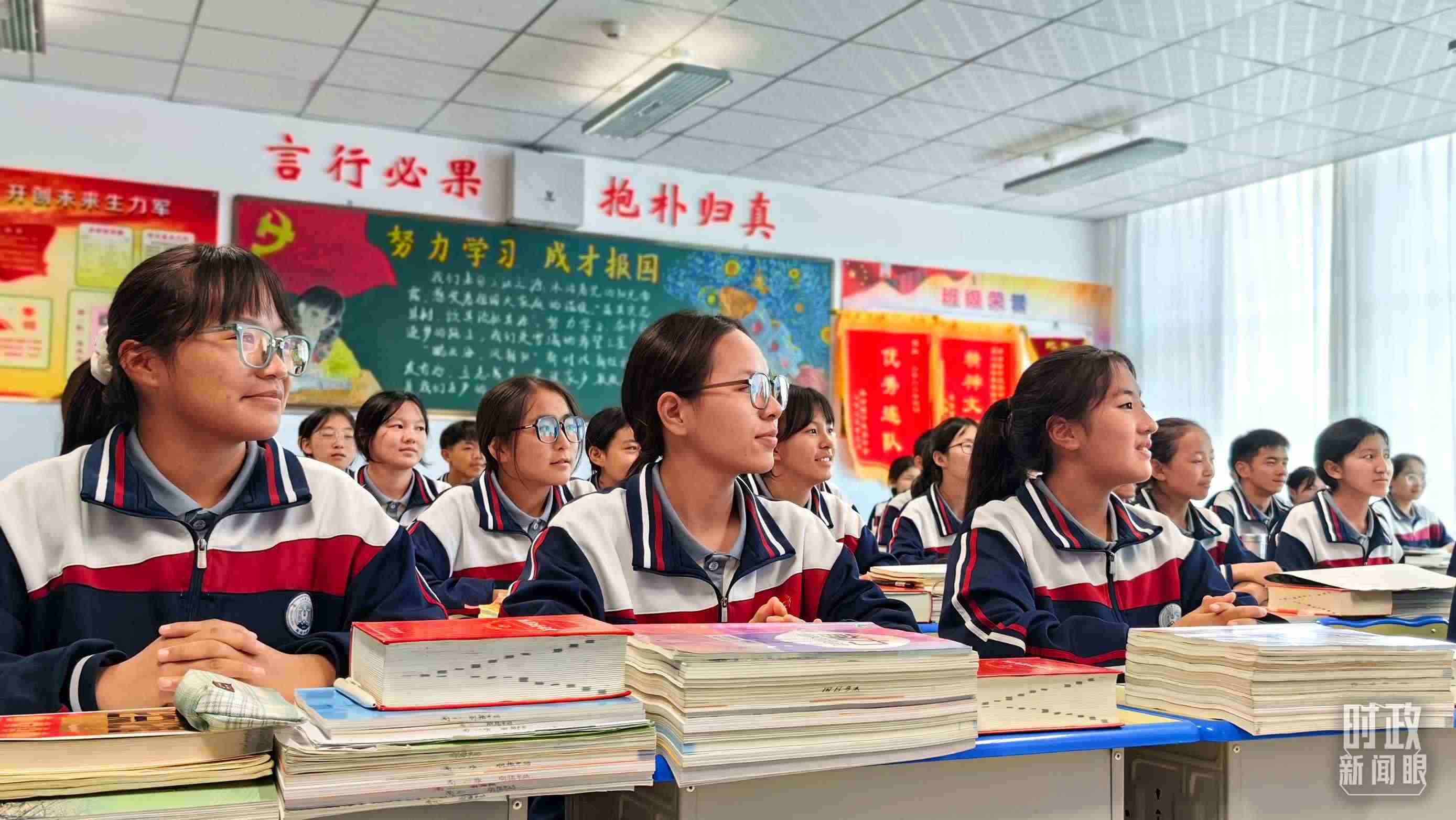 △果洛西寧民族中學高一（1）班的“新時代、新家鄉(xiāng)”主題思政課。（總臺央視記者段德文拍攝）