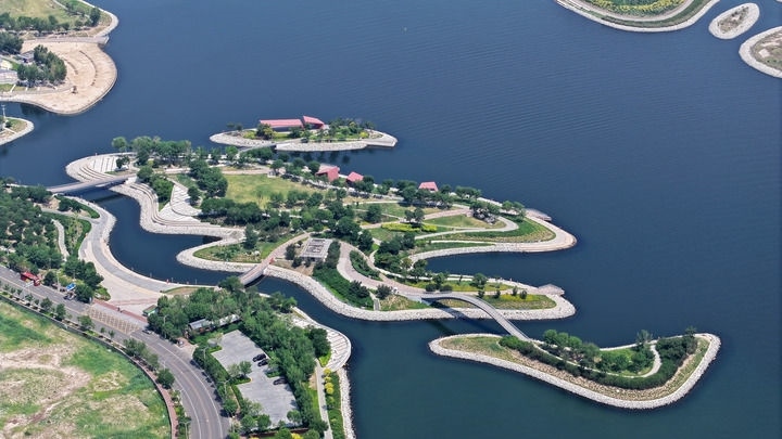 這是2024年6月28日拍攝的天津市濱海新區(qū)南灣公園一景（無人機照片）。新華社記者 李然 攝