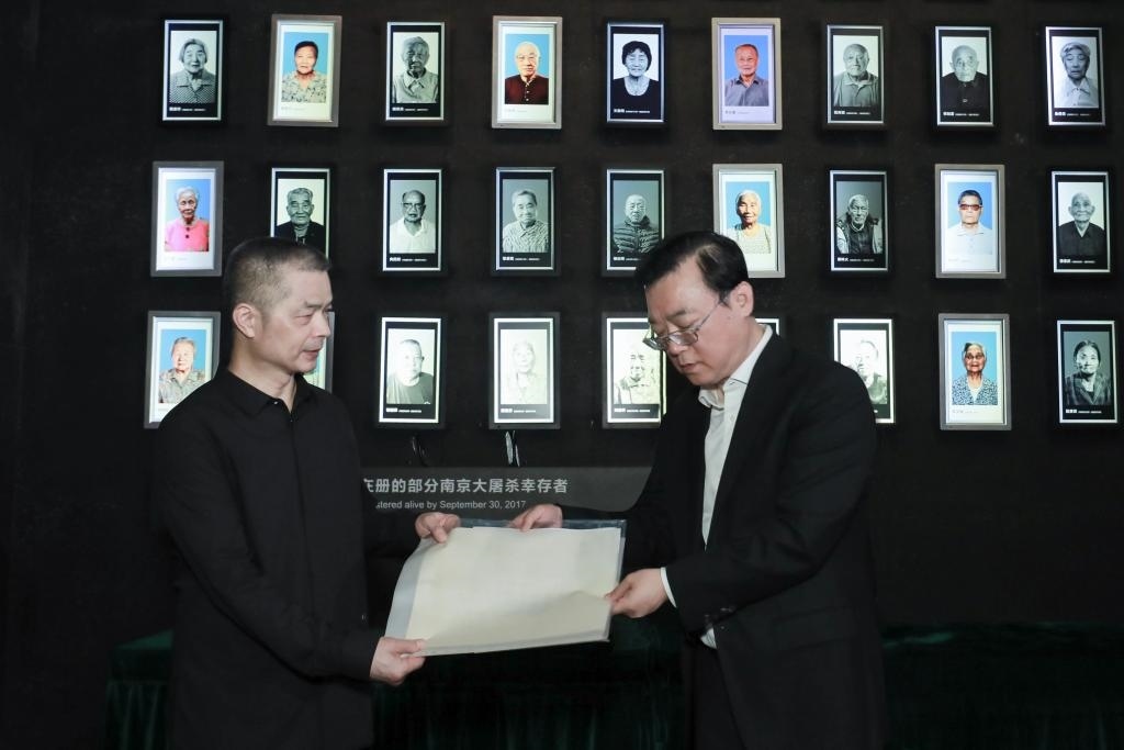 南京大屠殺幸存者高如琴的兒子向軍向侵華日軍南京大屠殺遇難同胞紀念館捐贈高如琴老人相關(guān)物品。（侵華日軍南京大屠殺遇難同胞紀念館供圖）