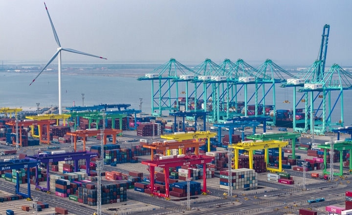 2024年7月3日，一艘集裝箱貨輪?？吭谔旖蚋邸爸腔哿闾肌贝a頭（無人機照片）。新華社記者 趙子碩 攝