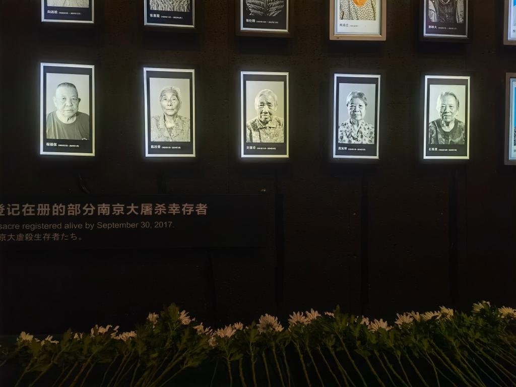 7月18日，侵華日軍南京大屠殺遇難同胞紀念館內(nèi)舉行“熄燈”悼念儀式，為今年離世的5位幸存者老人送行。新華社記者邱冰清 攝