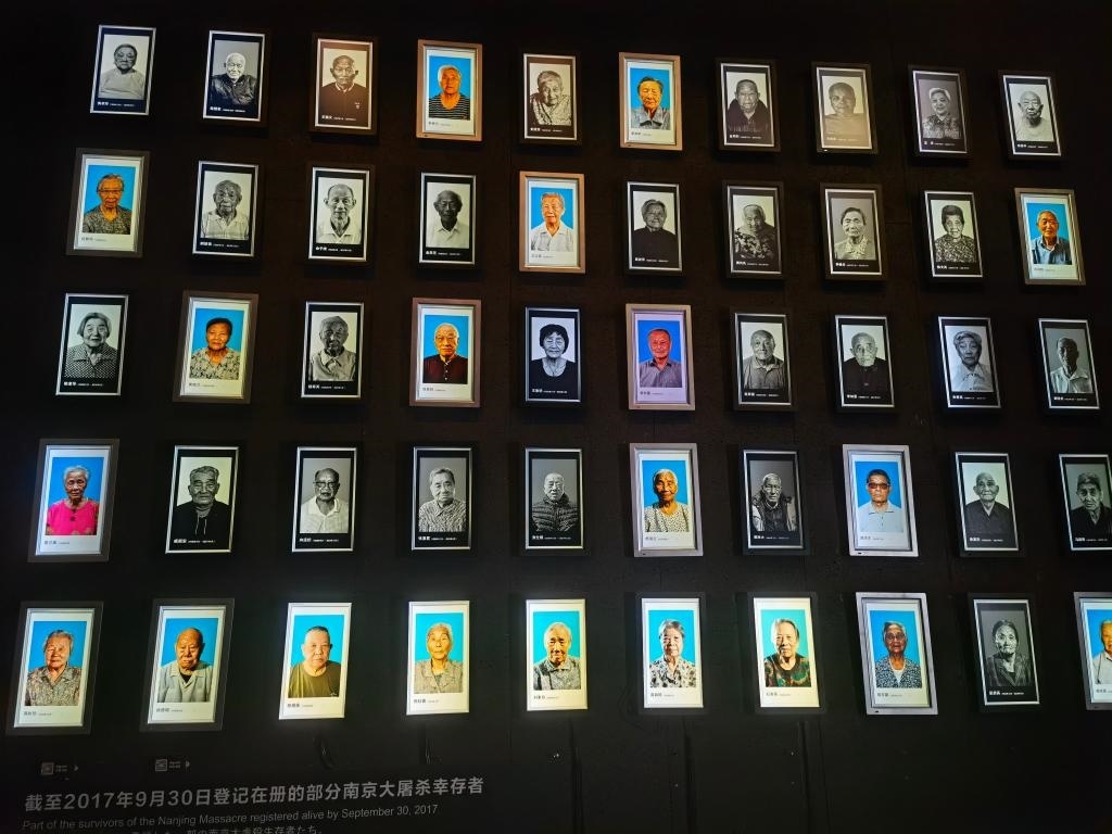侵華日軍南京大屠殺遇難同胞紀念館內(nèi)的幸存者照片墻局部。新華社記者邱冰清 攝