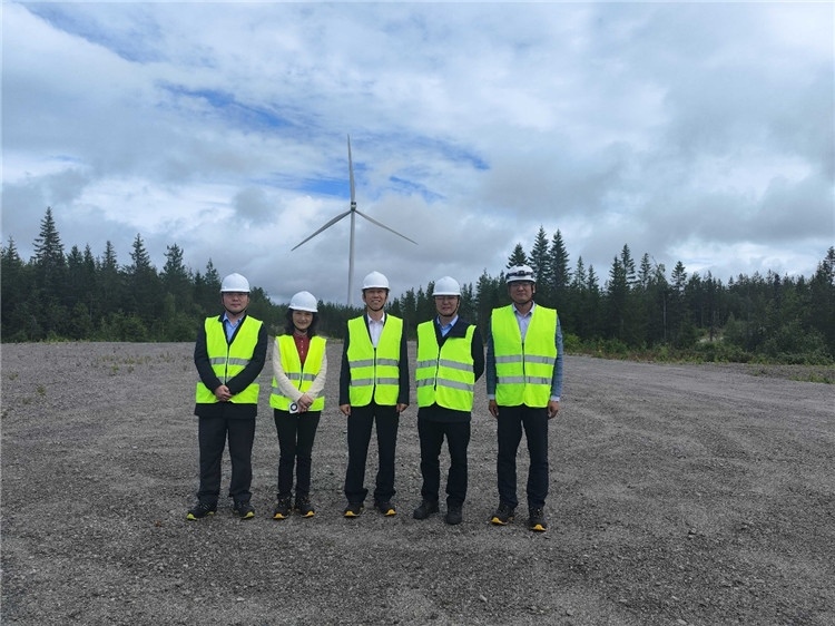 中國(guó)駐瑞典大使崔愛(ài)民（中）走訪中廣核歐能瑞典公司。中國(guó)駐瑞典大使館供圖