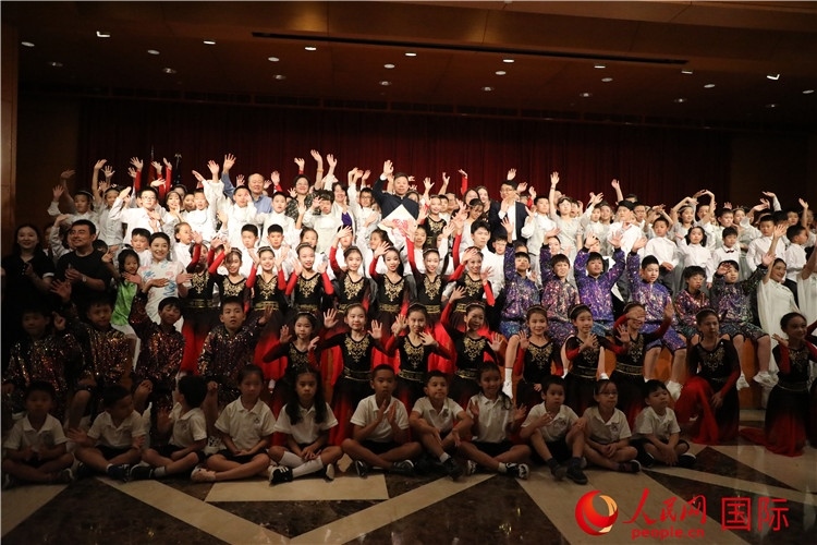 中美青少年藝術(shù)交流匯演活動結(jié)束后，嘉賓們與學(xué)生們合影。人民網(wǎng)記者 李志偉攝