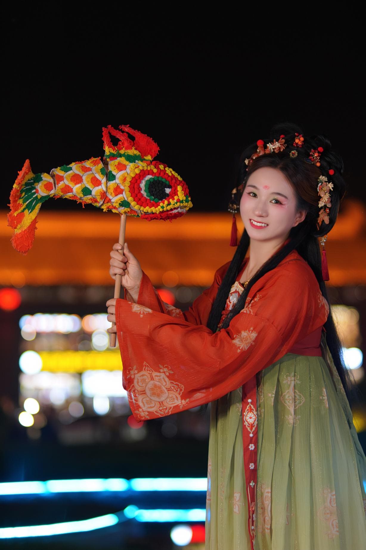 游客身穿漢服漫步在西安大唐不夜城。受訪者供圖