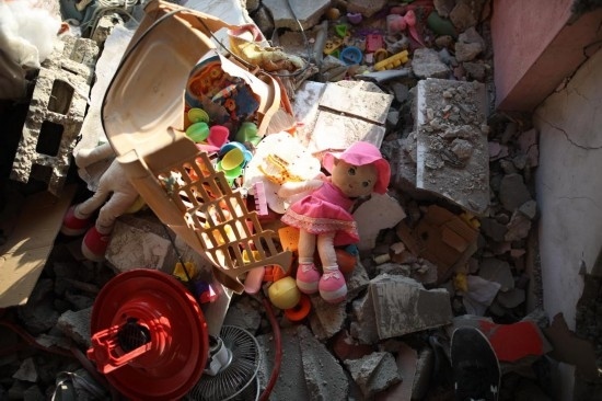 這是7月18日在加沙地帶中部努賽賴特難民營(yíng)拍攝的遭到以軍襲擊的建筑廢墟。新華社發(fā)（馬爾萬(wàn)·達(dá)烏德攝）