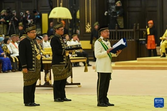  7月20日，馬來(lái)西亞總理安瓦爾（右）在吉隆坡出席最高元首登基儀式。新華社發(fā)（馬來(lái)西亞新聞局供圖）