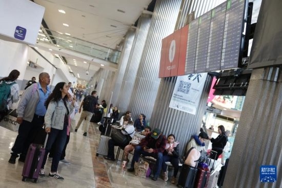 7月19日，在墨西哥首都墨西哥城的貝尼托·華雷斯國際機(jī)場，許多航班被延誤或取消，大量旅客在機(jī)場等待。新華社發(fā)（弗朗西斯科·卡涅多攝）