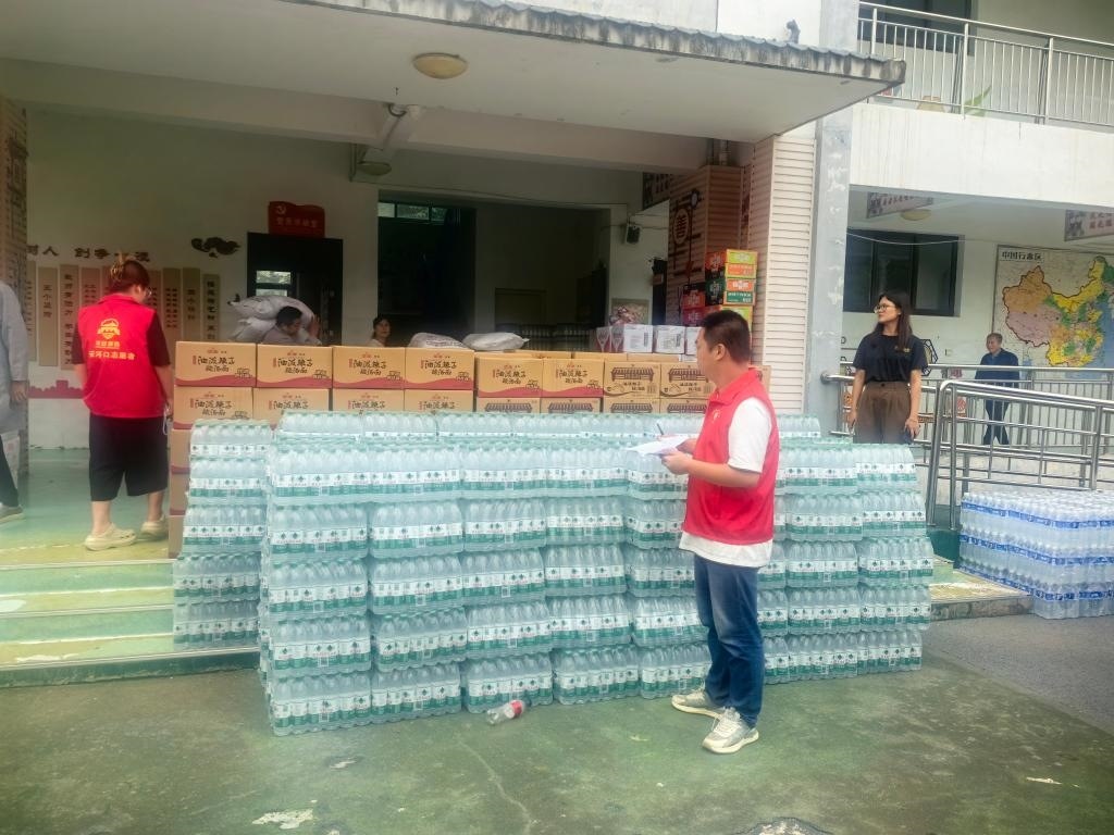 圖為愛(ài)心人士向鳳縣河口鎮(zhèn)中心小學(xué)捐贈(zèng)的物資。新華社記者 劉彤 攝