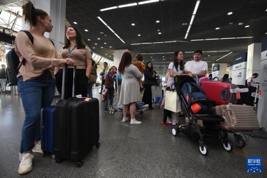7月19日，受影響航班的旅客在巴西首都巴西利亞機(jī)場等待。新華社發(fā)（盧西奧·塔沃拉 攝）