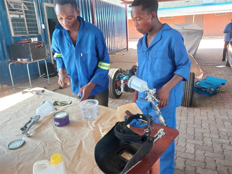 南非學(xué)生認(rèn)真改造“老爺車”。索尚古夫技術(shù)高中供圖