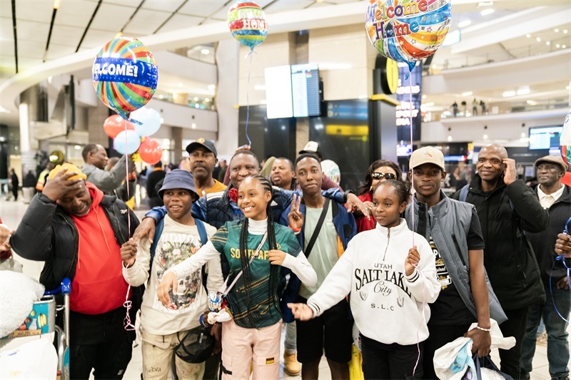 家長們熱情歡迎從中國歸來的學(xué)生。希拉茲·莫林?jǐn)z