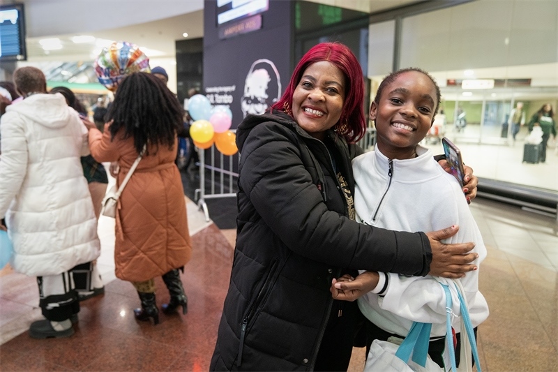 學(xué)生與家長相擁歡慶。希拉茲·莫林?jǐn)z