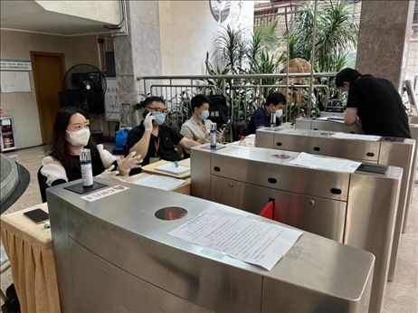 廣州市越秀區(qū)教育局現(xiàn)場審核返區(qū)生辦理材料，采用“提前網(wǎng)上預(yù)約、現(xiàn)場分批辦理”的方式進行。廣州市越秀區(qū)教育局供圖