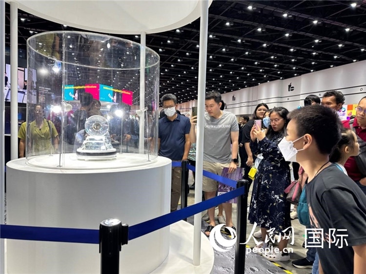 觀眾參觀中國“嫦娥五號”探測器從月球帶回的珍貴樣品。人民網(wǎng)記者簡承淵攝