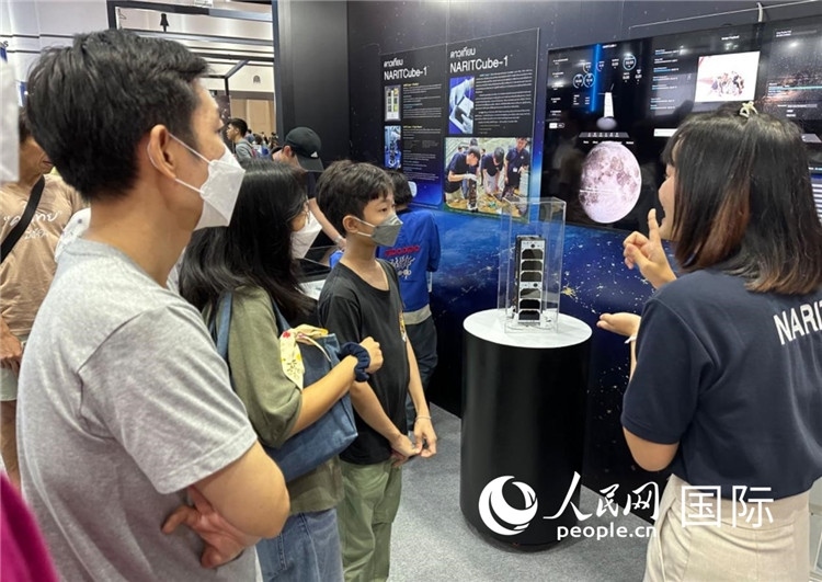 泰國國家天文研究所工作人員向觀眾科普天文知識。人民網(wǎng)記者 簡承淵攝