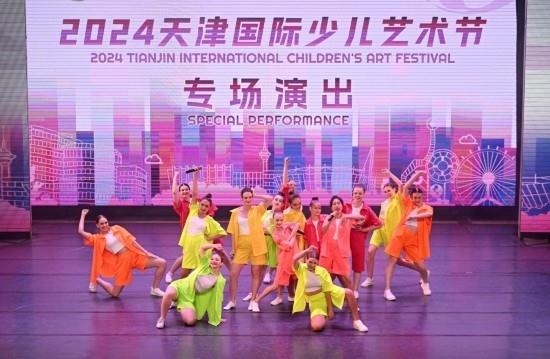 7月22日，來自俄羅斯的舞蹈團(tuán)演員在藝術(shù)節(jié)上展演。新華社記者 趙子碩 攝