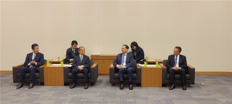 4月11日，楊萬明會(huì)長在東京會(huì)見日中友好議員聯(lián)盟會(huì)長二階俊博（左二）。中國人民對外友好協(xié)會(huì)供圖