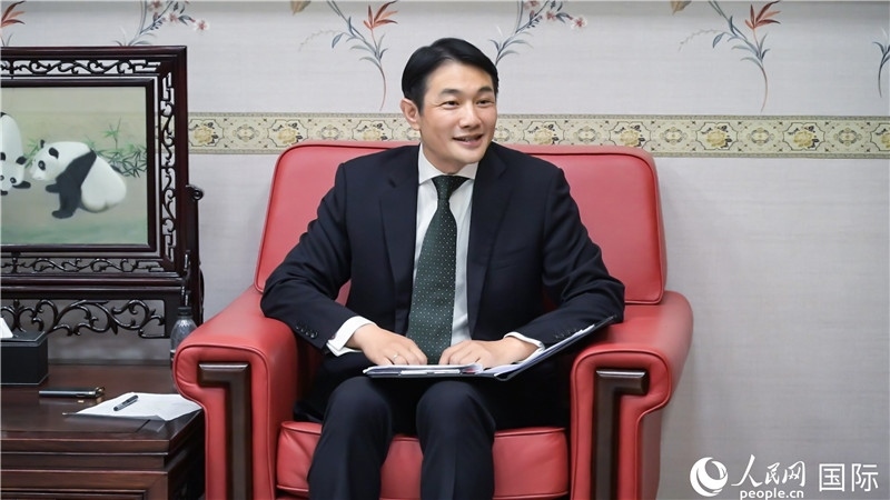 使館發(fā)言人畢海波公參介紹黨的二十屆三中全會情況并回答記者提問。人民網(wǎng) 郭錦標攝