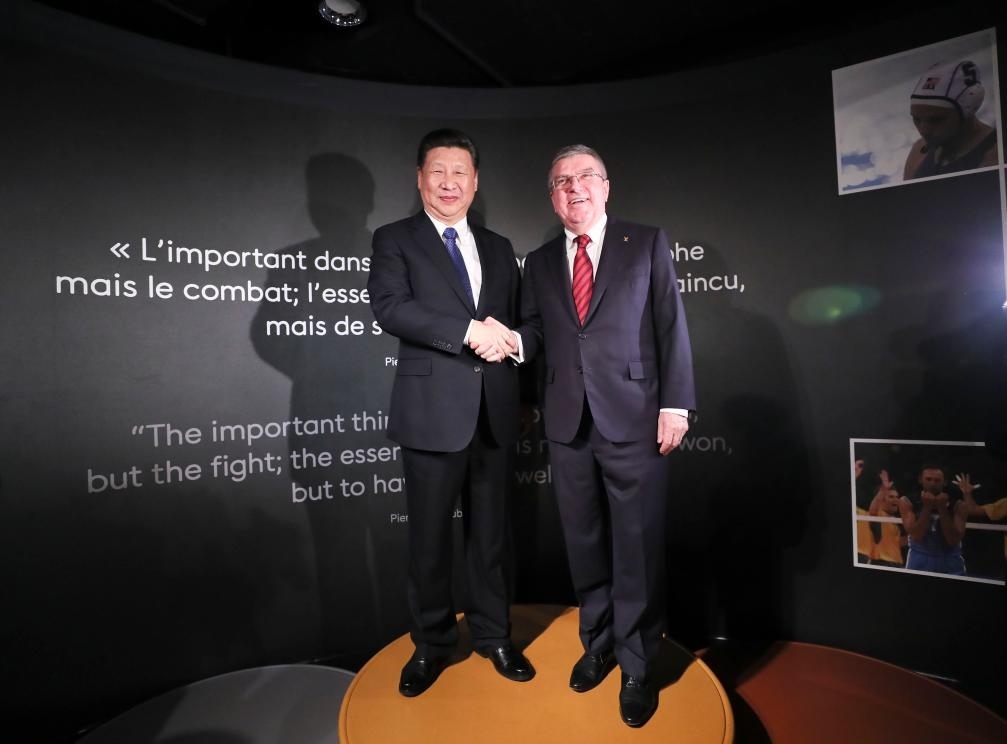 2017年1月18日，國家主席習近平在瑞士洛桑國際奧林匹克博物館會見國際奧林匹克委員會主席巴赫。這是習近平和巴赫在奧運冠軍領獎臺上合影。新華社記者 蘭紅光 攝