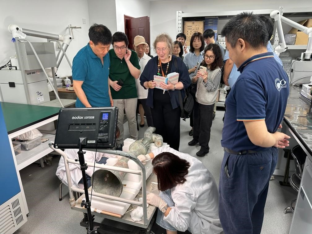 2024年5月28日，英國考古學(xué)家、牛津大學(xué)教授杰西卡·羅森在文物保護(hù)修復(fù)實驗室觀摩文物。新華社發(fā)（四川省文物考古研究院供圖）