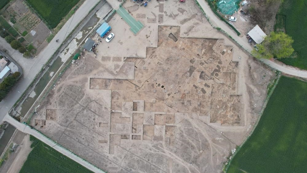 這是2024年3月23日拍攝的四川省廣漢市三星堆遺址發(fā)掘區(qū)（無人機(jī)照片）。新華社發(fā)（四川省文物考古研究院供圖）