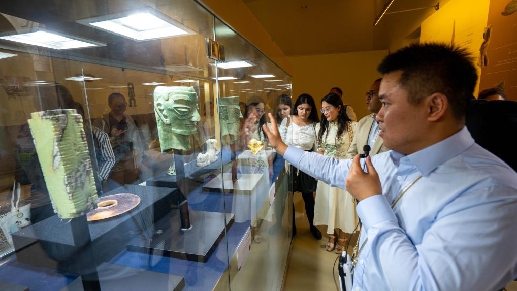 2024年6月14日，冉宏林在埃及開羅舉辦的“三星堆·金沙”主題數(shù)字展上向埃及公眾介紹三星堆文化。新華社發(fā)（四川省文物考古研究院供圖）