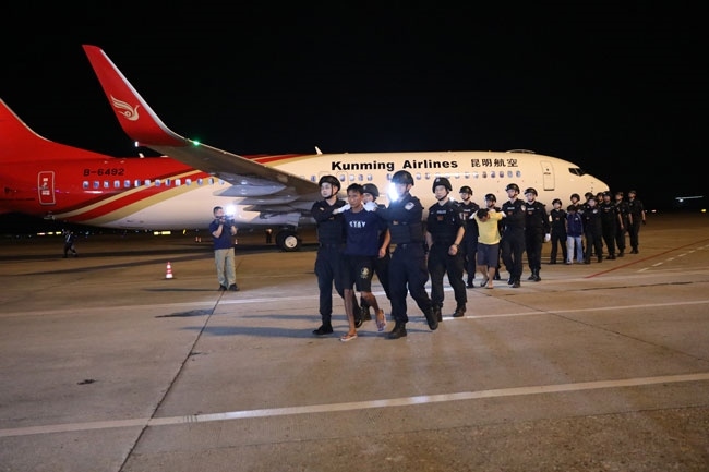 押解現(xiàn)場。公安部供圖