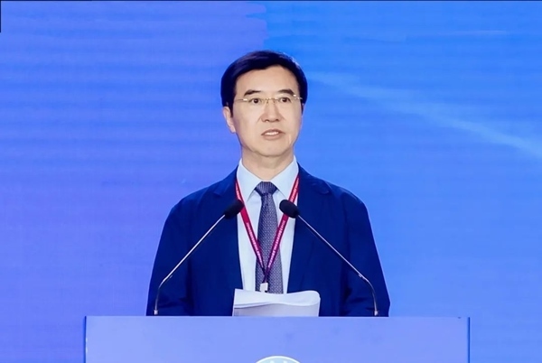 杜玉波在第八屆產(chǎn)教融合發(fā)展大會(huì)上作主旨報(bào)告。中國(guó)高等教育學(xué)會(huì)供圖