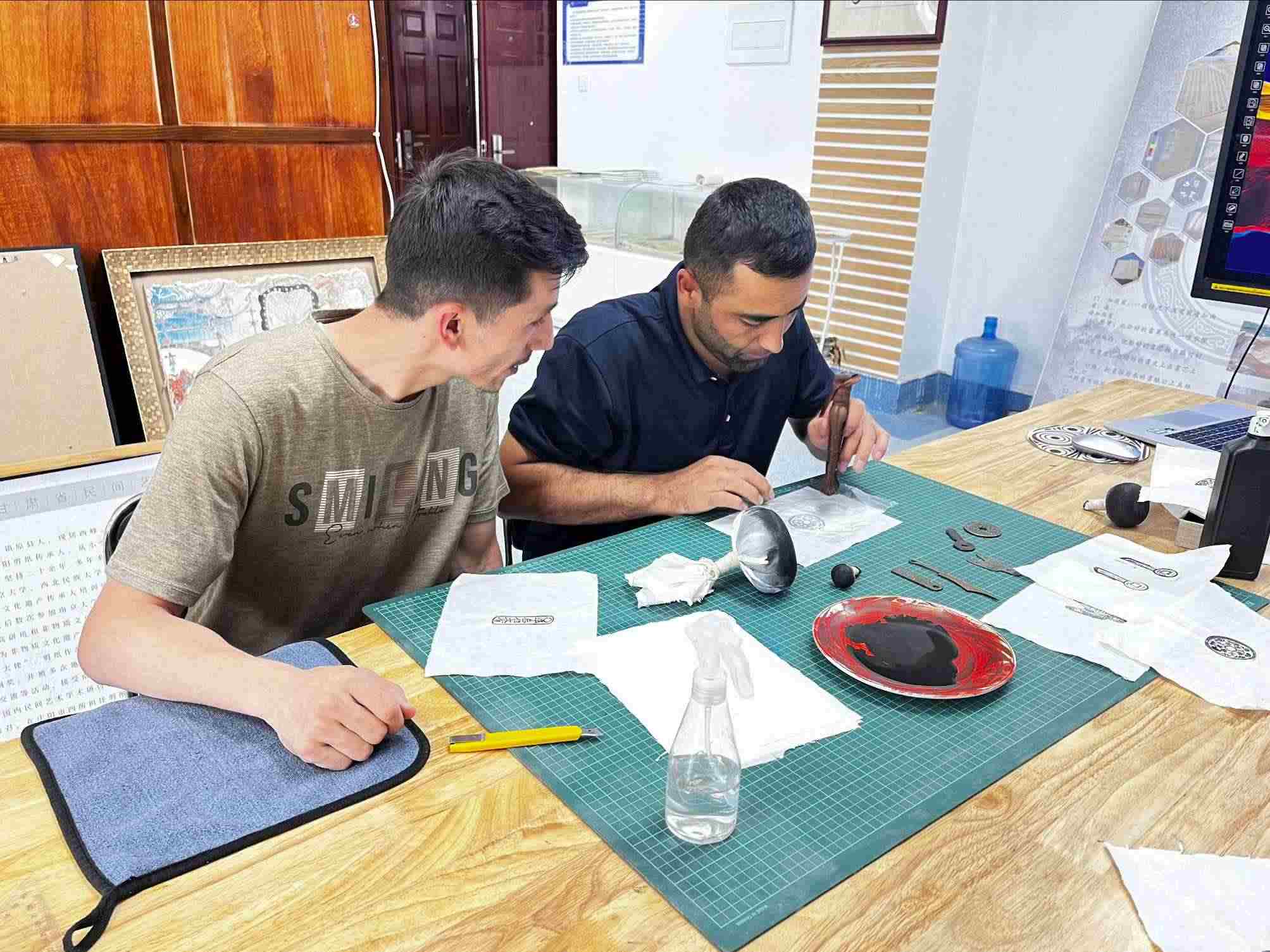 營員們動手體驗(yàn)“非遺”技藝。校方供圖