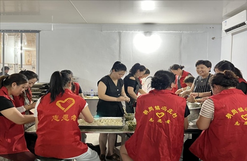 志愿者在以孝治家大食堂工作。（受訪者供圖）