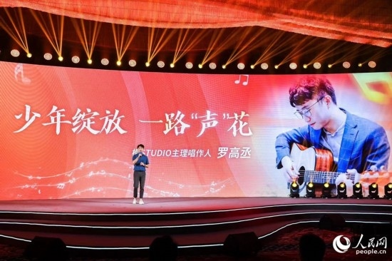 羅高丞在臺上分享自己的創(chuàng)作心路。人民網(wǎng)攝