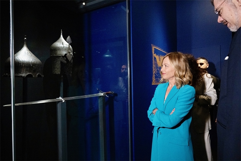 意大利總理梅洛尼參觀展覽“傳奇之旅：馬可·波羅與絲綢之路上的世界”。 (意大利總理府供圖)