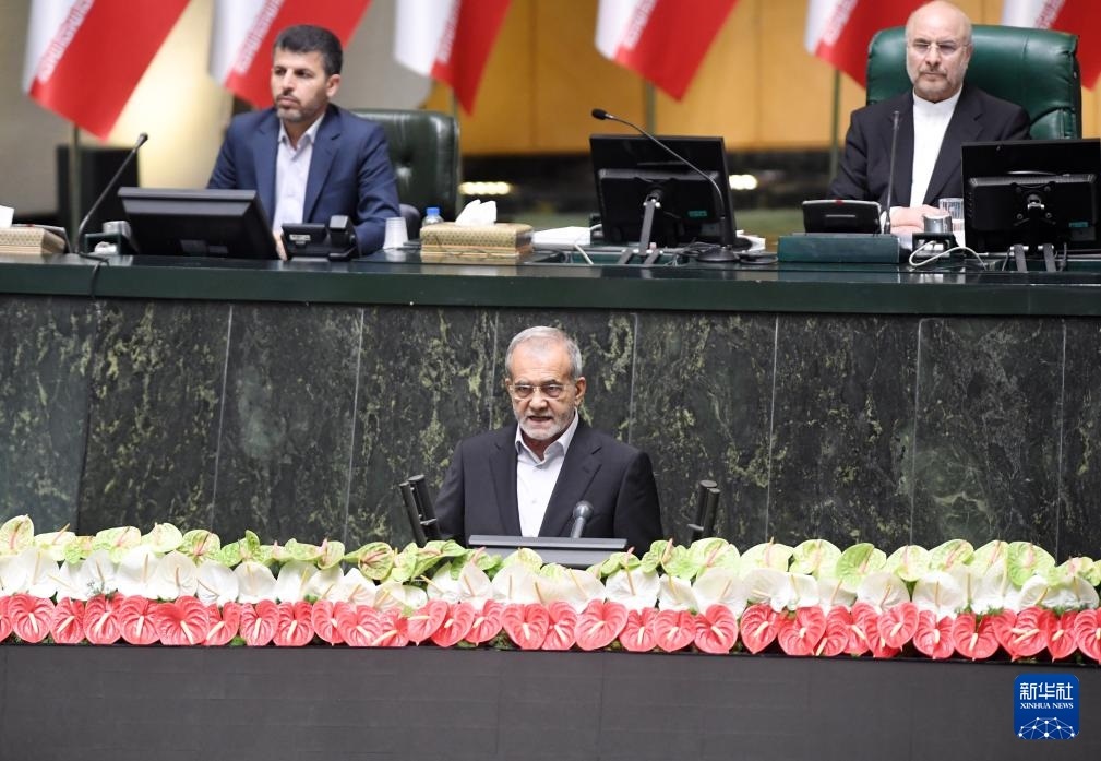 7月30日，佩澤希齊揚(yáng)（前）在伊朗德黑蘭的伊朗議會(huì)宣誓就任伊朗總統(tǒng)后發(fā)表就職演說。新華社記者 沙達(dá)提 攝