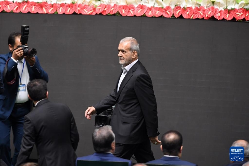 7月30日，在伊朗德黑蘭的伊朗議會(huì)，佩澤希齊揚(yáng)（中）抵達(dá)總統(tǒng)就職典禮現(xiàn)場(chǎng)。新華社記者 沙達(dá)提 攝