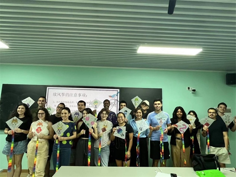 在中國和巴西共迎兩國建交50周年之際，巴西圣保羅州立大學(xué)孔子學(xué)院今年7月成功組織多批、近40名巴西青少年來華進(jìn)行短期訪問交流，圖為訪問團(tuán)成員參加文化體驗(yàn)活動。 巴西圣保羅州立大學(xué)孔子學(xué)院供圖