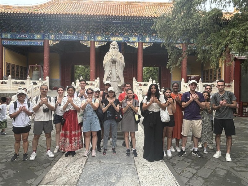 在中國和巴西共迎兩國建交50周年之際，巴西圣保羅州立大學(xué)孔子學(xué)院今年7月成功組織多批、近40名巴西青少年來華進(jìn)行短期訪問交流，圖為訪問團(tuán)成員參加文化體驗(yàn)活動。 巴西圣保羅州立大學(xué)孔子學(xué)院供圖