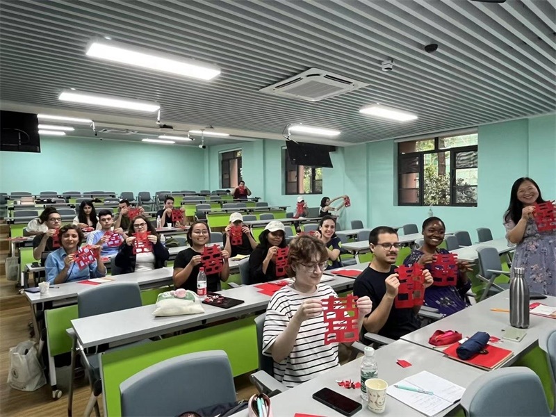 在中國和巴西共迎兩國建交50周年之際，巴西圣保羅州立大學(xué)孔子學(xué)院今年7月成功組織多批、近40名巴西青少年來華進(jìn)行短期訪問交流，圖為訪問團(tuán)成員參加文化體驗(yàn)活動。 巴西圣保羅州立大學(xué)孔子學(xué)院供圖